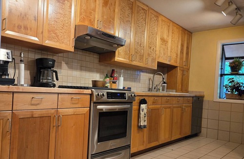 Western House | Quiet private garden home 2 queen brms, huge kitchen. Feel right at home.