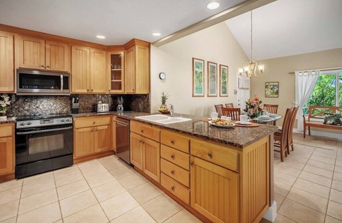 Bayview Condo | Regency 620 Private Top Level By Suite Paradise