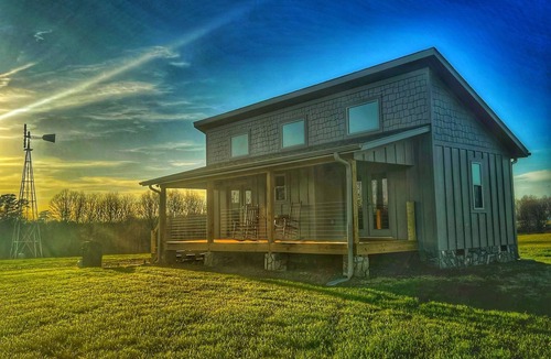 Pilot Mountain Cabin | Relaxation and a priceless view!