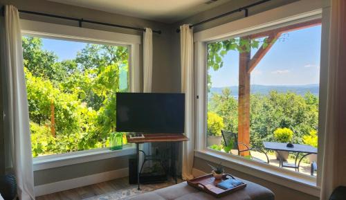 Carrolls Apartment | River & Garden View Suite of Kalama Oaks Lodge