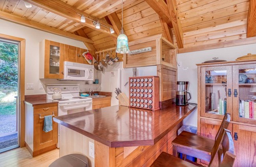 Yachats House | Romantic Cottage Perfect for a Couple or Family Getaway!
