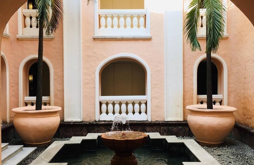 Kaunakakai House | Romantic Spanish villa w/hot tub — 5 min from the beach!