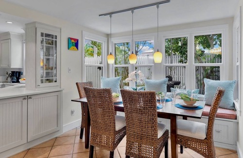 Bahama Village House | *SEA CAPTAIN'S HAVEN* Luxury Villa & Pool + Last Key White Glove Service.