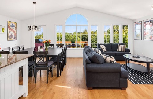 Mann House | Seattle Vacation Home: The Big Top - Modern 5 bedroom, gameroom, sleeps 20