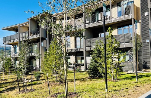 Silverthorne Condo | Silverthorne Retreat with Mtn Views, Private Saltwater Hot Tub, King Bed & Bidet