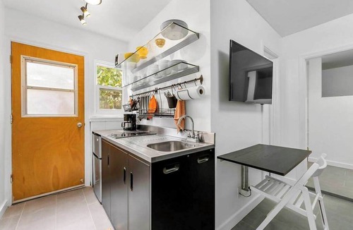 Hawaii Kai Apartment | Simple Hawaii Kai Studio with Lanai & WiFi Near the Beaches