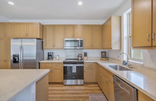 Makaha Valley House | Single Level Home|Community Pool+Gym|Beach 6 Min