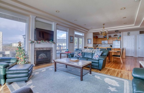 Yachats House | Six-Bedroom Oceanfront Yachats Home has Double Hot Tubs and Game Room!