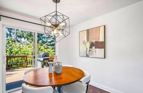 Kingsgate Apartment | Spacious 3-bedroom apartment with two bathrooms in Kirkland by Totem Lake