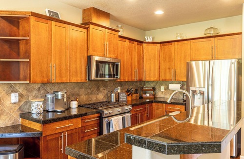 Starcrest House | Spacious 3-bedroom house in Tranquil area with hotub, large deck, and gym