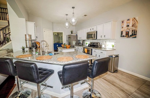 Sugar Land House | Spacious & Elegant 3BR Guest House in Sugar Land w/Prime Location & Security