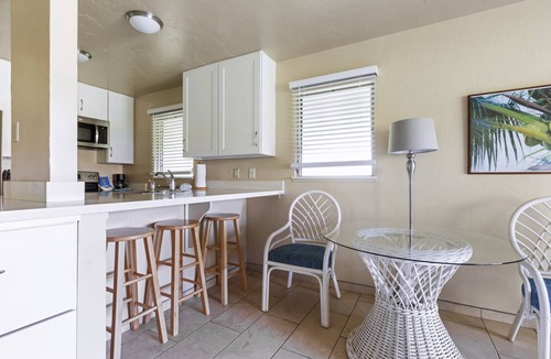 Wailua Hotel | Spacious Unit with Full Kitchen, Free Parking, Outdoor Swimming Pool!
