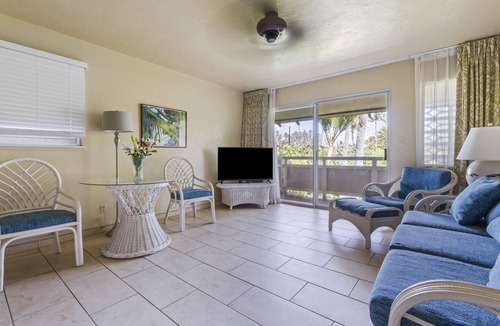 Wailua Hotel | Spacious Unit with Full Kitchen, Free Parking, Outdoor Swimming Pool!