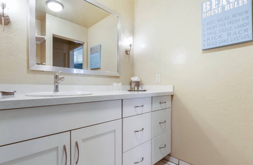 Wailua Hotel | Spacious Unit with Full Kitchen, Free Parking, Outdoor Swimming Pool!