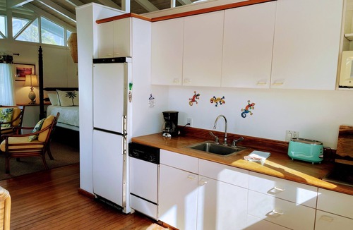 Kalama Tract House | 'Star of Hawaii' Beachside, Pool, Steps to Beach - Great for Families
