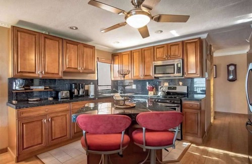 Ualapue Apartment | Stay Close to the Waves in an Ocean-View Family Condo with Pool