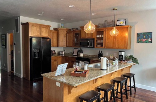 Jacksonville House | Stay in the heart of historic Jacksonville at Selah House. Walk to Britt Festival, restaurants, wine tasting, shops, and downtown in minutes. Features luxury Saatva mattresses, a spa-like primary suite, garage parking, and a covered balcony.