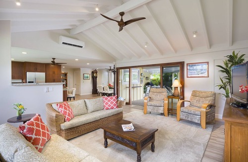 Kailua House | Steps to Beach- Heated Pool- AC-Minimum Stay 7 Nights-CONTACT HOST