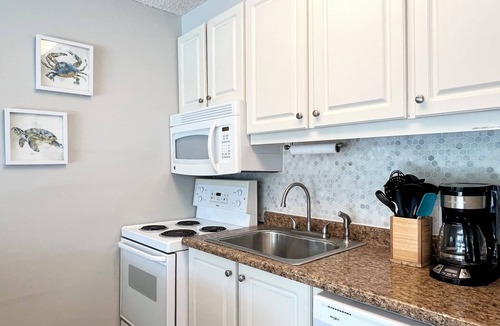 Kihei Condo | Steps to Kamaole Beach II King Bed Pool Parking Wi-Fi Kihei Kai Nani
