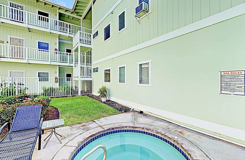 Kahaluu Bay Apartment | Stylish ocean-view apartment with pool & spa - walk to Kahalu’u Beach Park