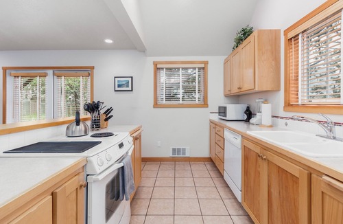 Shorepine Village House | Stylish Spacious 2 Bedroom, Walk to the Beach, or Explore Shorepine Village