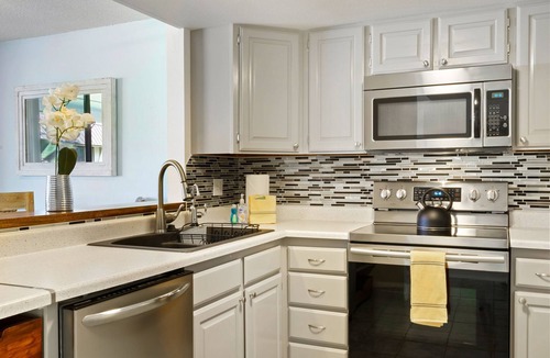 Kahaluu-Keauhou Condo | Summer Deal Beachfront 2BR Kona Condo Across from Magic Sands Beach