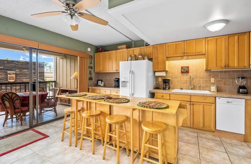 Historic Kailua Village Condo | Summer Deal Downtown Kailua-Kona Condo with Lanai and Beach Access