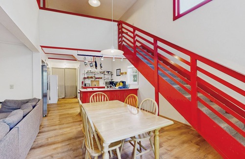 Bar Harbor House | Sunlit cottage next to Acadia - sparkling full kitchen - 1 mile to downtown