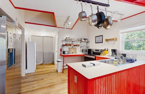 Bar Harbor House | Sunlit cottage next to Acadia - sparkling full kitchen - 1 mile to downtown
