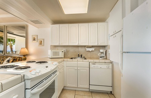 Makaha Condo | SUPER LOW RATE! 30 Nt Min. Stay! BEACHFRONT CONDO!FREE PKG,WiFi-POOL,HOT TUB,BBQ