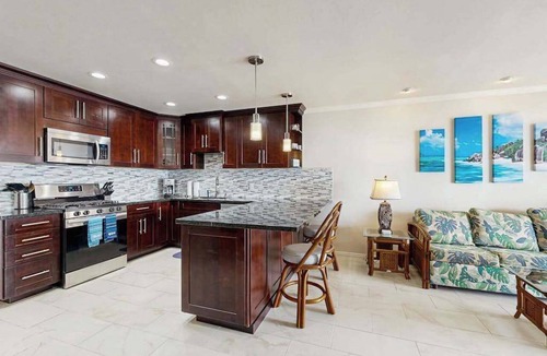 Ualapue Condo | Take In Water Views from a Third-Floor Oceanfront Condo with Pool