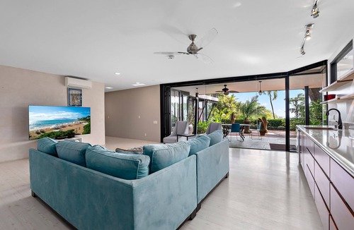 Makiki House | Tantalus Glass House: 3BR Hillside Estate w/Panoramic Views