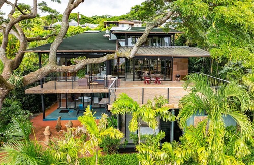 Makiki House | Tantalus Glass House: 3BR Hillside Estate w/Panoramic Views