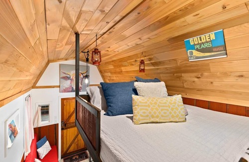 Kerns Hotel | The Barn - Custom Tiny Home w/Barn Vibe