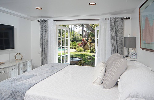 Kahala House | The Gingerbread House sleeps 10 & Kahala Beach is just across the street