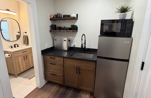 Columbine House | The Irish - cozy pub suite @ LLV