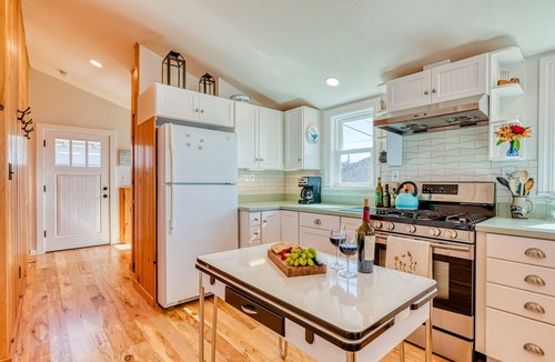 Dillon Beach Cabin | The Lookout~Dillon Beach~5-Star Retreat~Walk to Beach~Dogs~WiFi~Summer Fun!