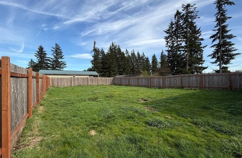 Grand Mound House | This two bedroom home has a fully fenced yard, air conditioning, fully stocked kitchen, full size washer/dryer and all the modern amenities of home but whimsically decorated with a farmhouse fun vibe!