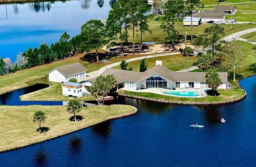 Douglas House | Tiny House on the Water - Kayaks - Lake - Pool - Farm