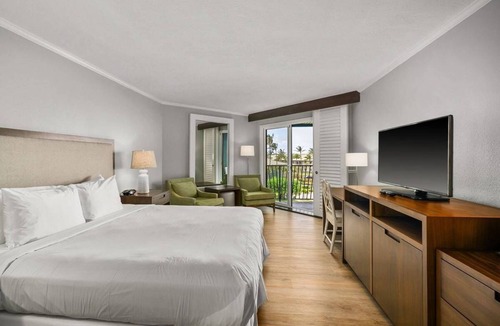 Hanamaulu Resort | Top Floor Ocean View at 4-Star Kauai Resort. Pools & Slides