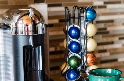 Cle Elum Cabin | Treeline at Roslyn Ridge is the coziest spot where guests can relax, enjoy community amenities and bask in their home away from home! Guests are welcomed with a gift basket with a bottle of wine and goodies, a private hot tub, fire pit & more
