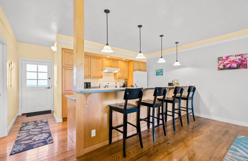 Maunaloa Condo | Tropical condo with wraparound lanai, quiet beaches, pool access, & W/D