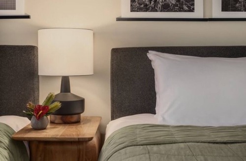 Historic Kailua Village Hotel | Tropical Escape l 2 Rooms, Beach Access, Free Bikes, Pool & Pet-Friendly Stay