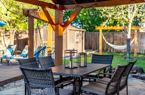 Richardson House | Tropical Pool w/Tiki Bar, Fire Pit, Swing