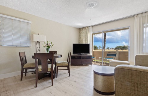 Wailua Hotel | Tropical Retreat w/Outdoor Pool, Free Parking, Steps from Papaloa Beach!