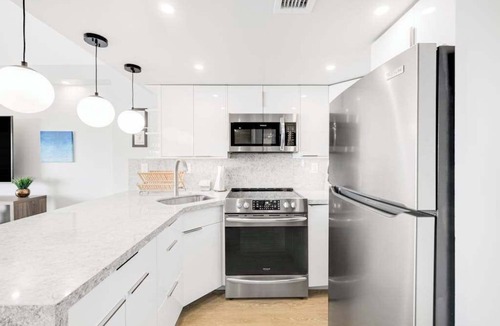 Waikiki Apartment | Tropical Waikiki Studio with Water Views & Shared Pools