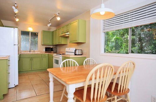 Pauwela Apartment | Two Balconies Full Kitchen + Parking