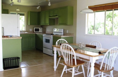 Pauwela Apartment | Two Balconies Full Kitchen + Parking