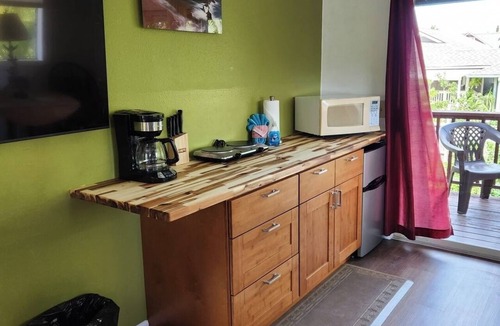Pauwela Apartment | Two Balconies Kitchenette + Parking