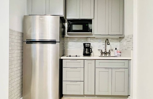 Downtown Honolulu Apartment | Urban Oasis: Chic & Cozy Stay at Town